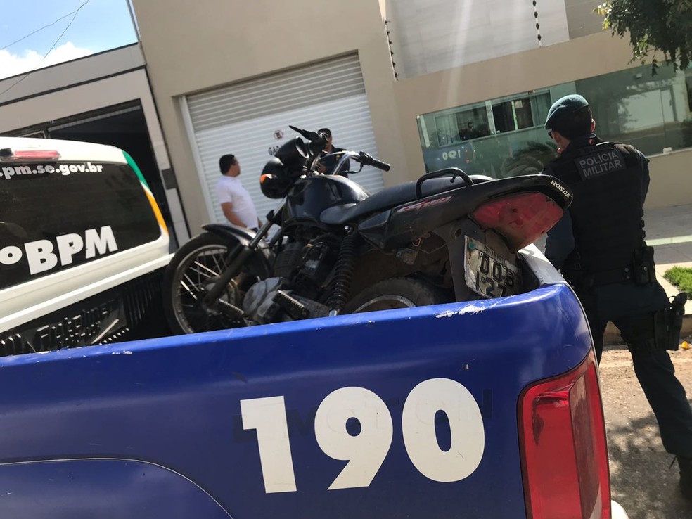 Al&eacute;m dos celulares, uma motocicleta tamb&eacute;m foi apreendida pela pol&iacute;cia (Foto: Divulga&ccedil;&atilde;o / Pol&iacute;cia Militar)