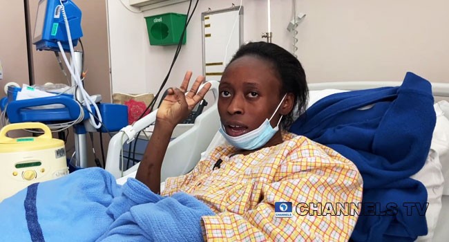 Mãe nigeriana teve quádruplos e pede ajuda para voltar ao seu país (Foto: Reprodução/Channelstv)