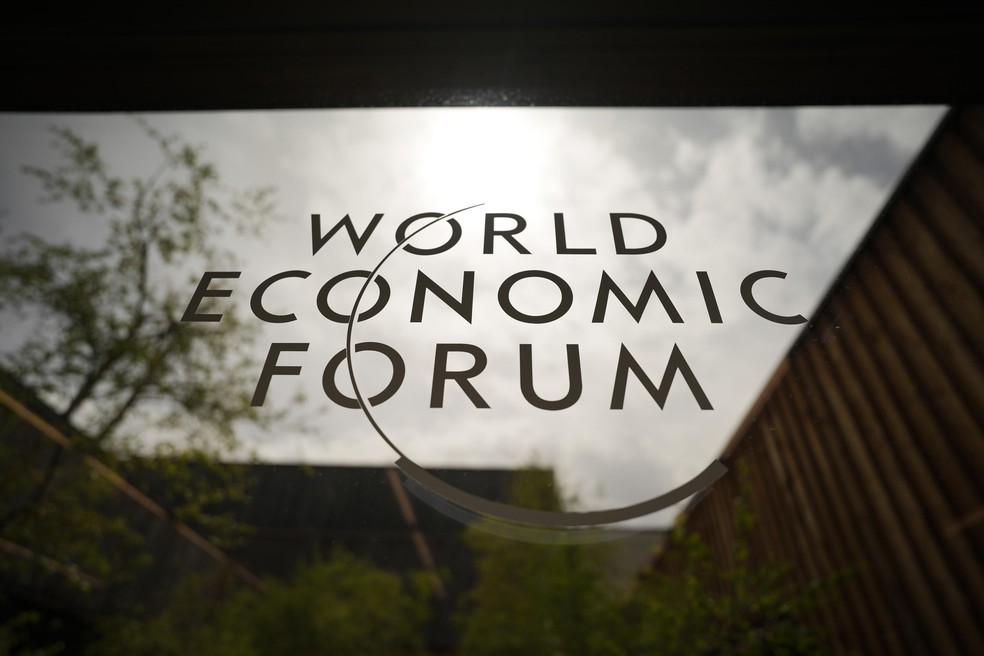 The logo of the World Economy Forum is displayed at a window of the venue prior to the opening of the event in Davos last year — Foto: Markus Schreiber/AP