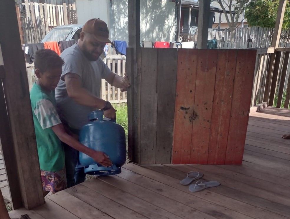 Projeto doou botijão de gás e sacolões para família de crianças no bairro Taquari — Foto: Arquivo pessoal