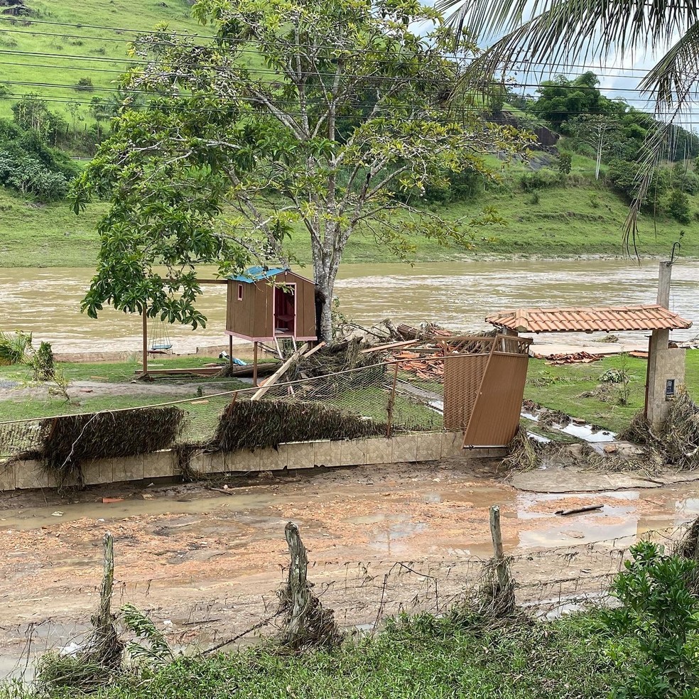 Família viu casa desmoronar por causa da chuva na Bahia — Foto: Arquivo pessoal