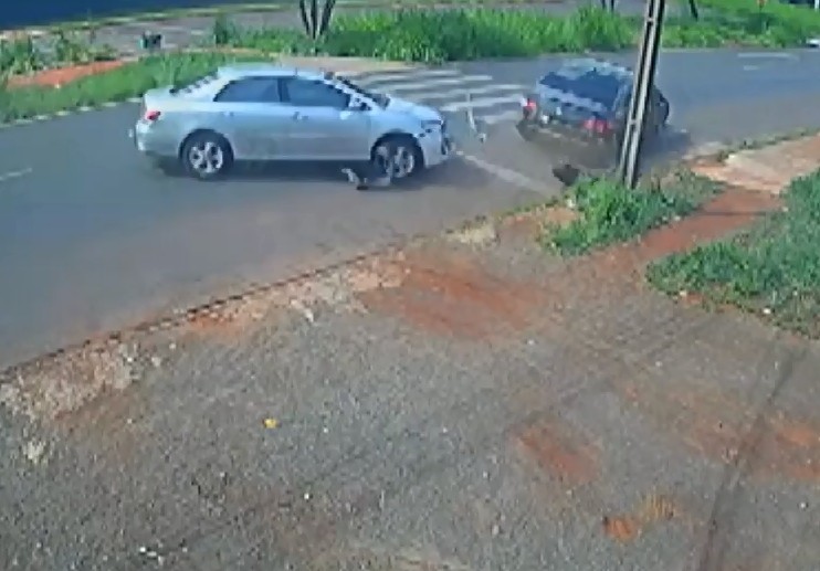 VÍDEO: Motorista foge após acidente entre dois carros e batida contra ponto de ônibus, em Londrina