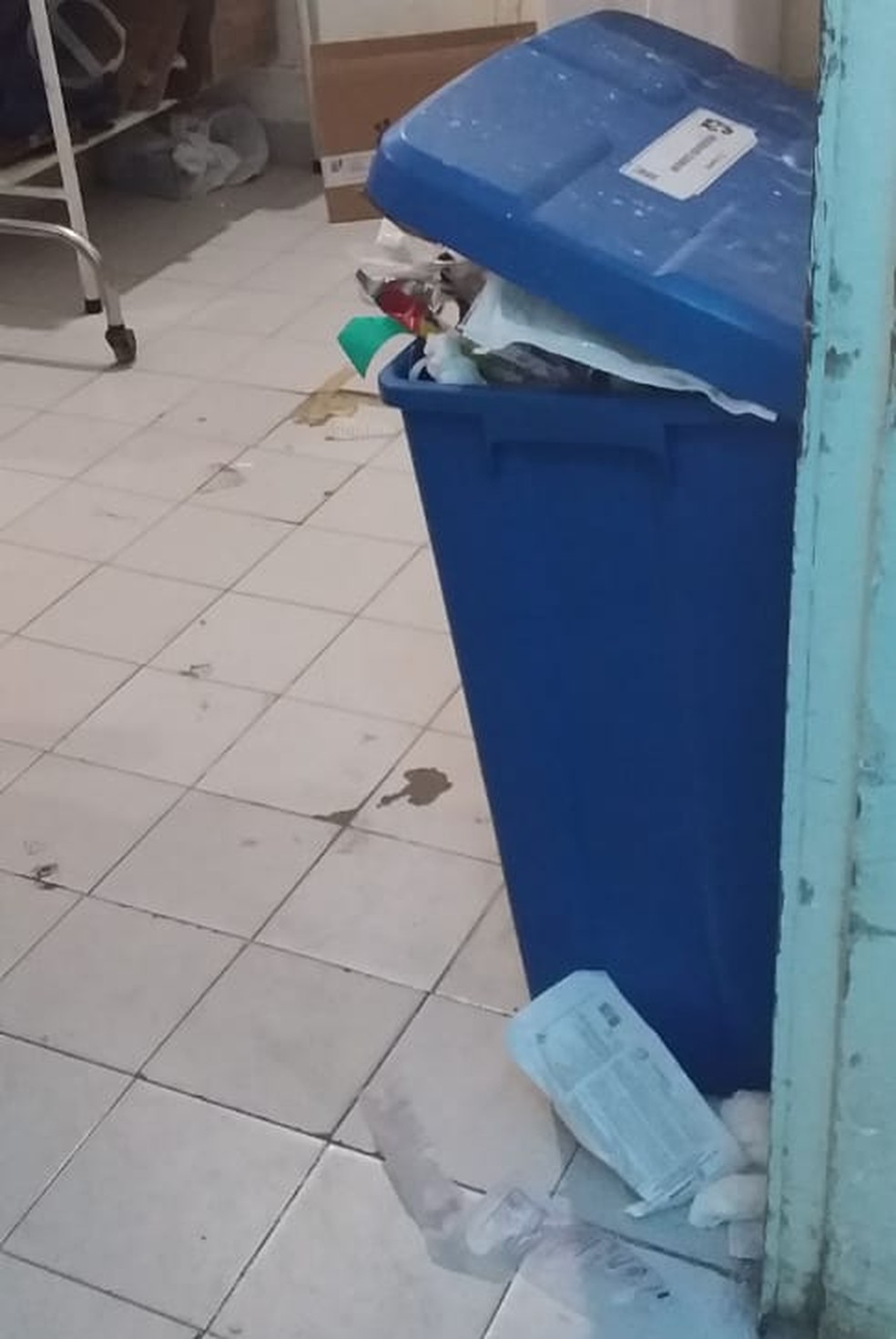 Com a paralisação, o lixo se acumula pelas salas de atendimento do HGG em Campos, no RJ — Foto: Reprodução