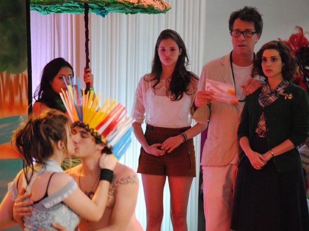 Ju vê o beijo entre Dinho e Lia e fica chocada (Foto: Malhação / Tv Globo)