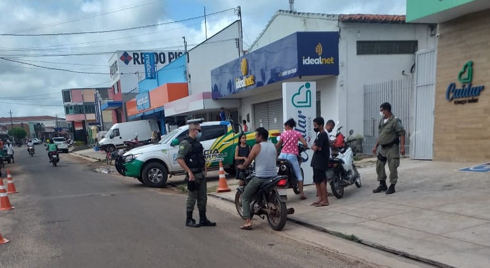 PM leva grávida em trabalho de parto para hospital devido demora na chegada de ambulância no Piauí — Foto: Divulgação /PM-PI