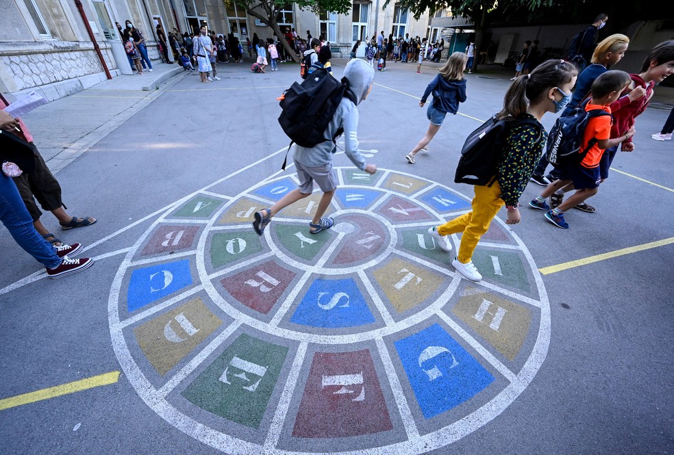 Crianças voltam para a sala de aula em uma escola primária em Montpellier, na França, no primeiro dia de volta às aulas em meio à pandemia de Covid-19 no país, no dia 1º de setembro. — Foto: Pascal Guyot/AFP