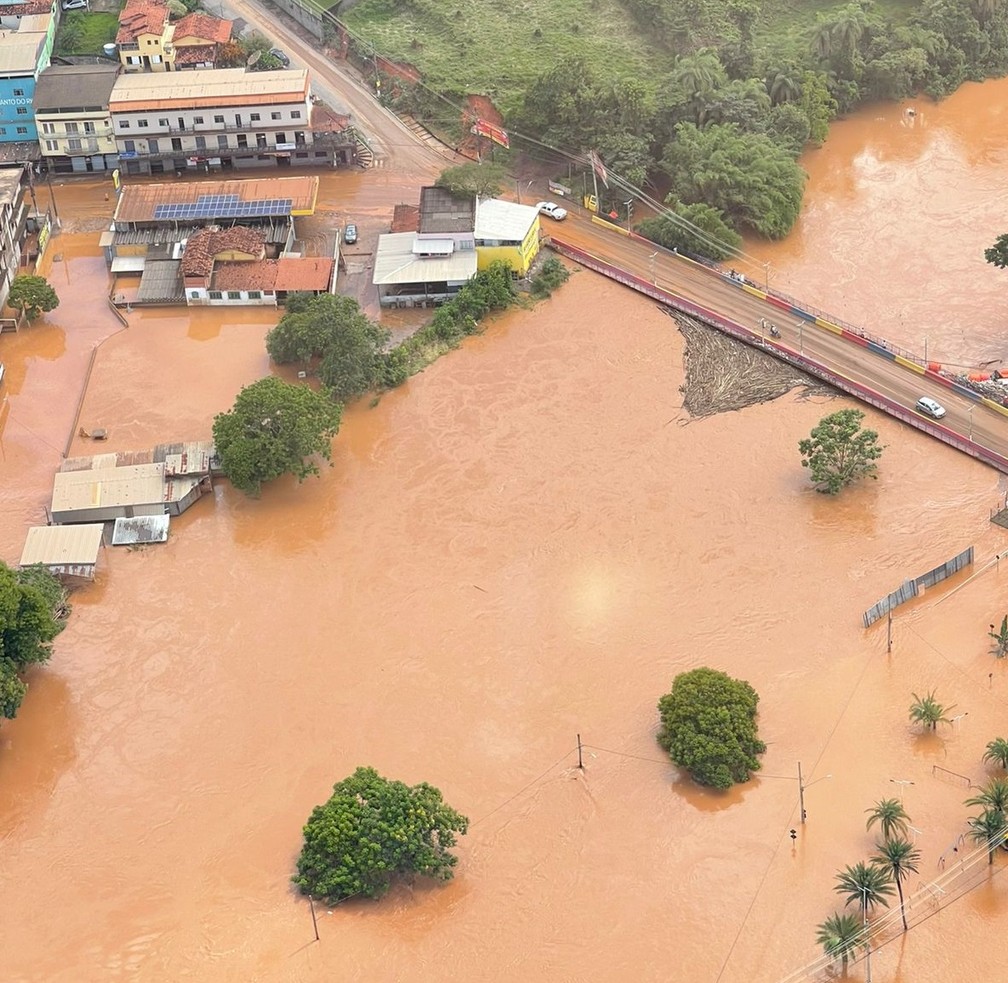 Casas foram tomadas pela água em Brumadinho. Foto foi feita na manhã desta quarta-feira (12) na cidade. — Foto: Gabriele Lanza / TV Globo