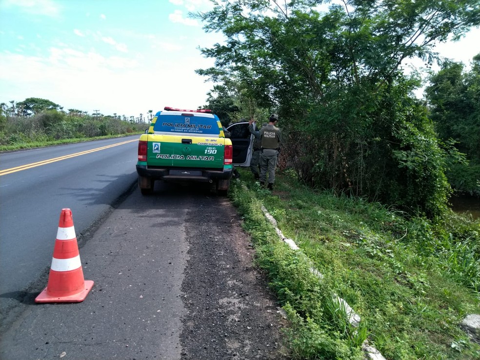 Operários encontraram corpo durante obra de recapeamento em rodovia — Foto: Divulgação/PM-PI