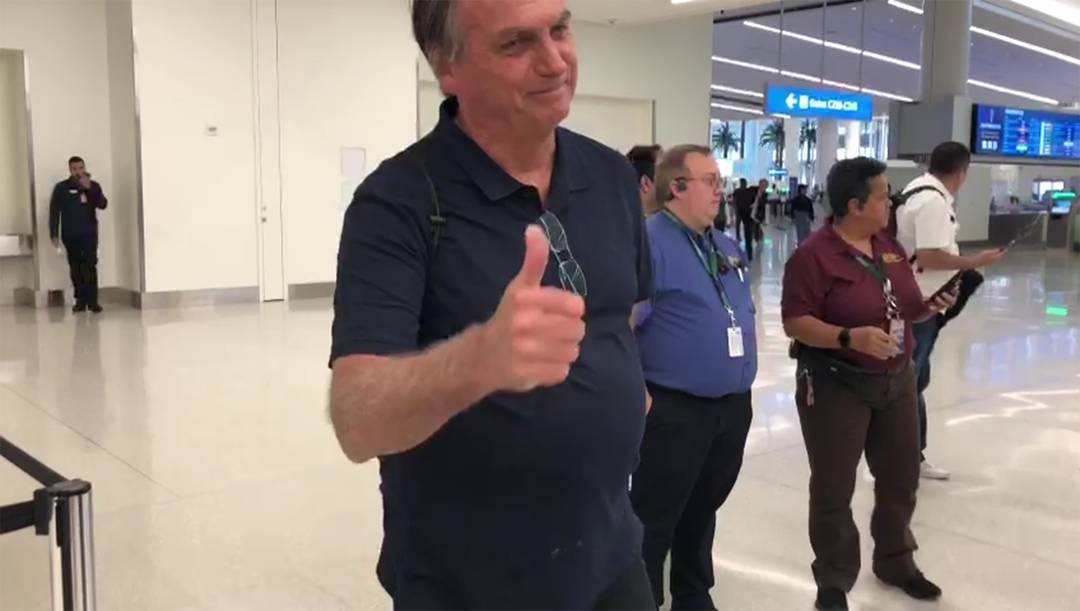 Bolsonaro é tietado por apoiadores antes de check-in no Aeroporto de Orlando