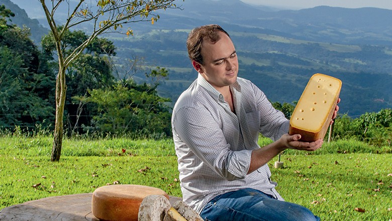 Queijo Artesanal: Bento Mineiro exibe os queijos que produz na Fazenda Sant’Anna, em Pardinho (SP) (Foto: Rogerio Albuquerque ) Queijo Artesanal: Bento Mineiro exibe os queijos que produz na Fazenda Sant’Anna, em Pardinho (SP) (Foto: Rogerio Albuquerque )