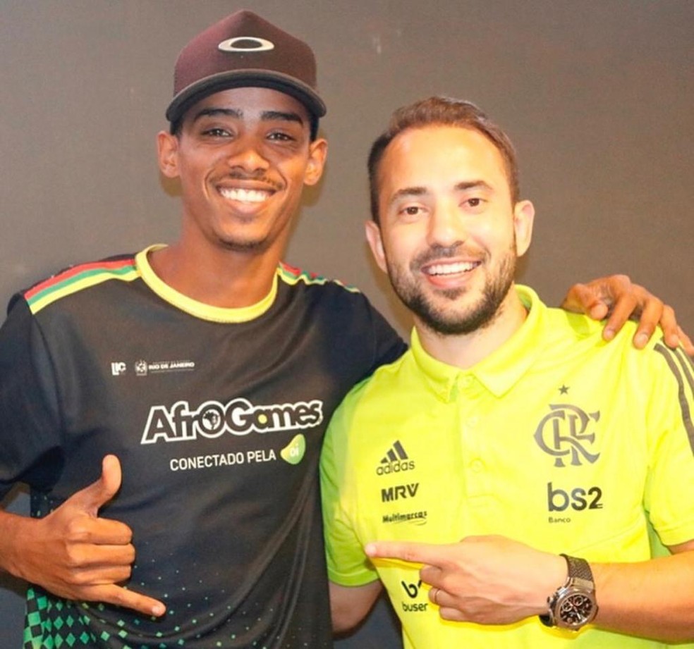 Everton Ribeiro apoia projeto de e-sports do AfroReggae — Foto: AfroReggae