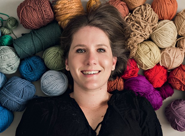 Scheila em meio aos fios de algodão e lã natural com que trabalha (Foto: Mariane Unlauf / Divulgação)