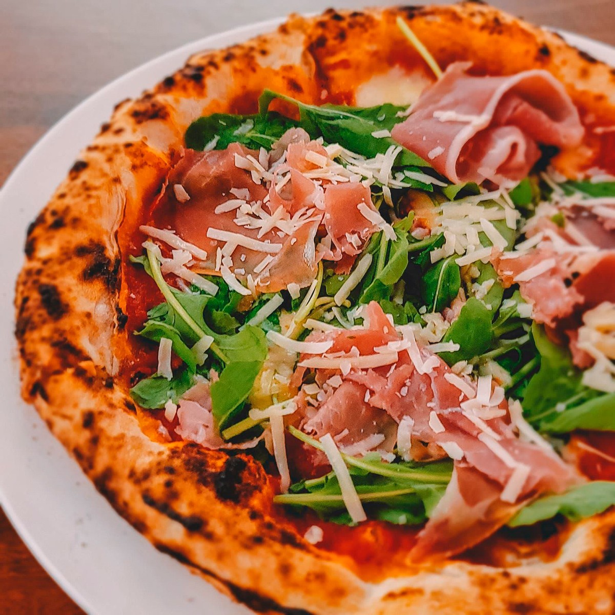 Pizza Prosciuto é a recomendação da casa para comemorar o Dia Nacional do Imigrante Italiano  (Foto: Seo Basilico / Divulgação)