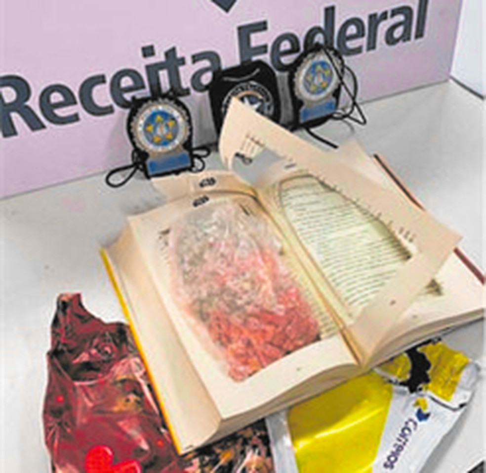 Esconderijo. Um livro foi usado para enviar um carregamento de ecstasy — Foto: Divulgação/Receita Federal