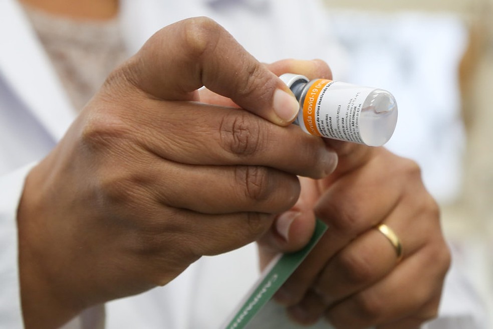 Profissional de saúde de SP segura ampola de CoronaVac, imunizante contra Covid-19 — Foto: Divulgação/Ascom/GESP