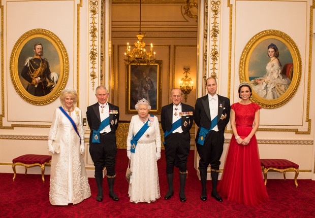 Retrato da família real: Camila, Duquesa da Cornualha, Príncipe Charles, Rainha Elizabeth II, Príncipe Philip, Príncipe William e Kate Middleton (Foto: Getty Images)