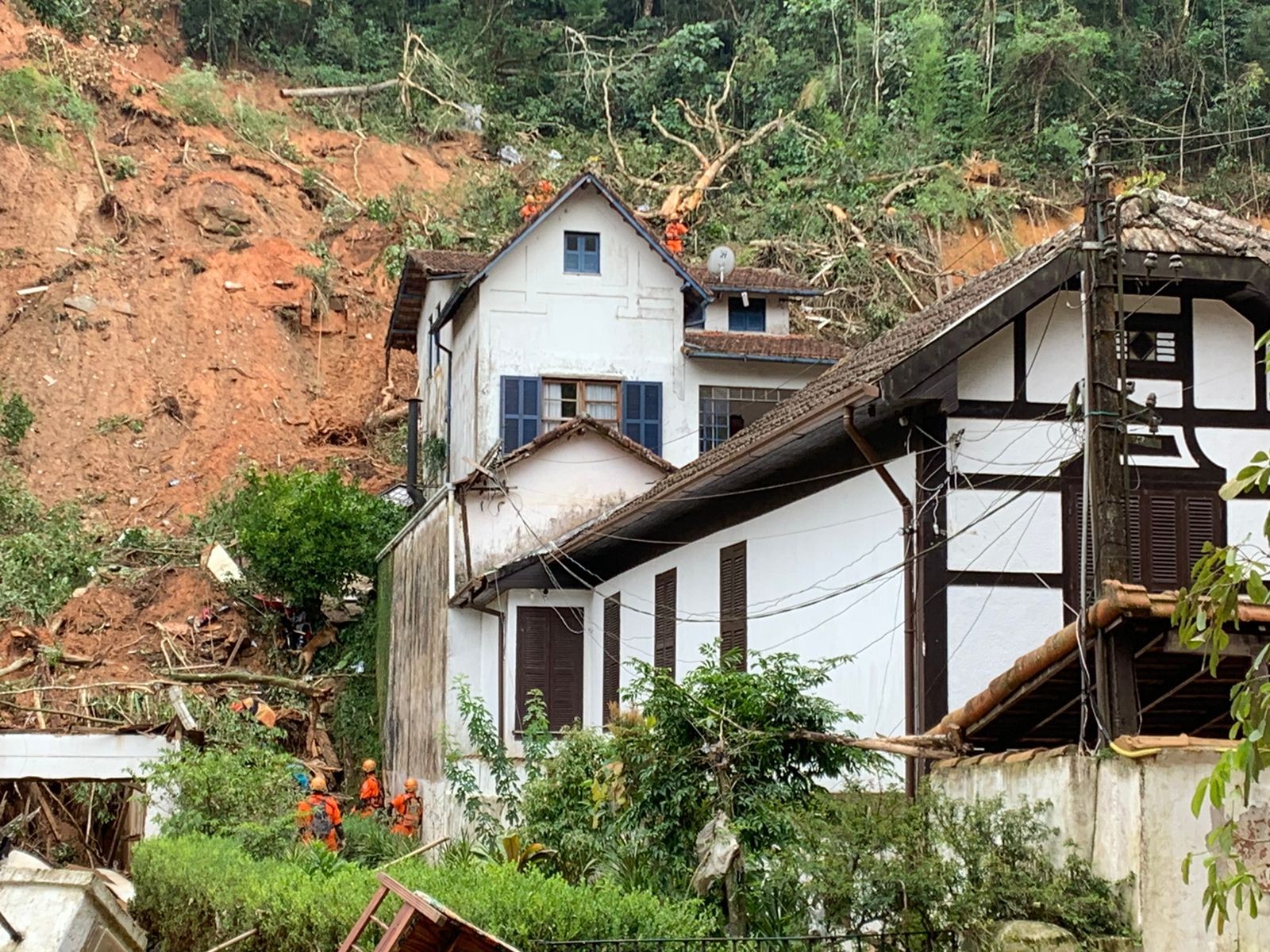 Petrópolis tem quatro corpos do temporal de domingo resgatados nesta terça; última vítima ainda é procurada