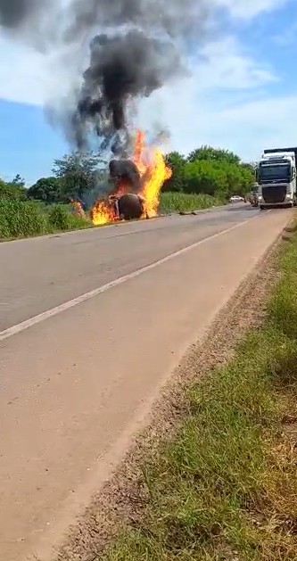 Tanque de carreta que transportava etanol tomba e BR-163 fica interditada por 7 horas