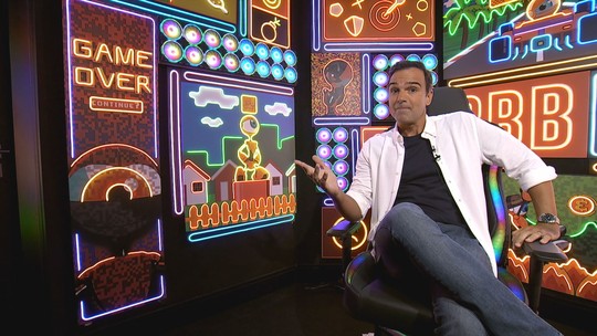 Tadeu Schmidt mostra Confessionrio do BBB22: 'Essa cadeira vai contar muita histria!'