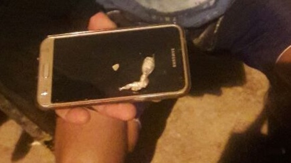 Suspeito de estupro foi preso com o celular roubado da vítima e pedras de crack (Foto: Polícia Civil/Divulgação)