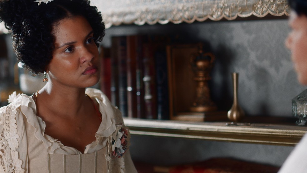 Zayla (Heslaine Vieira) terá novo ataque de fúria com Madame Lambert (Lorena Silva) em 'Nos Tempos do Imperador' — Foto: Globo