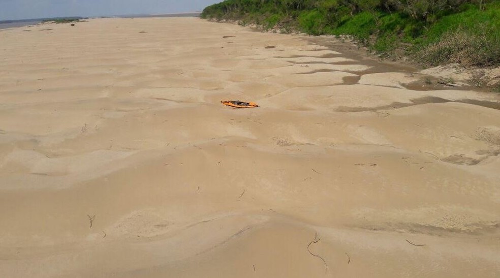 Caiaque foi encontrado em um banco de areia no Amazonas  (Foto: Divulgação/Marinha)