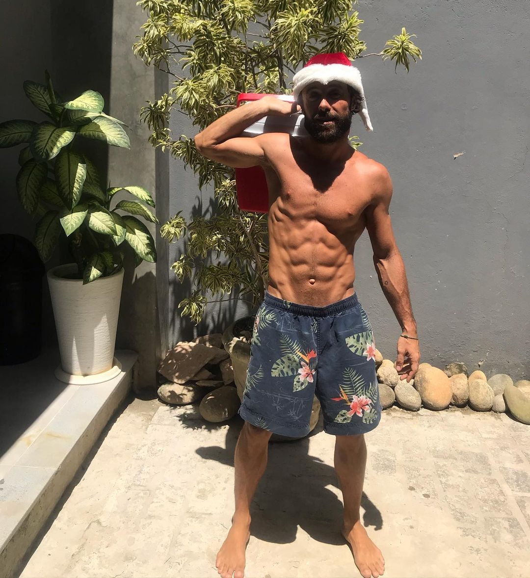 Kayky Brito mostra "tanquinho" em clique: "Papai Noel começou os trabalhos" (Foto: Reprodução/Instagram)