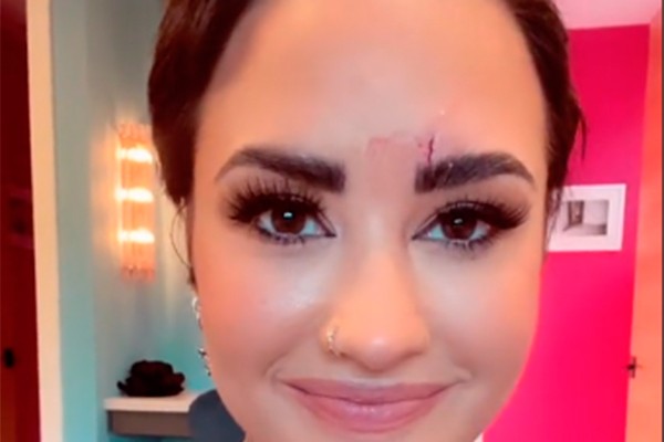 Demi Lovato mostra o corte em sua testa (Foto: reprodução tiktok)