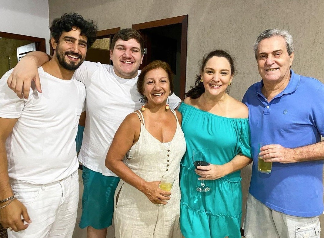 Renato Góes com o sobrinho, a mãe, a irmã e o pai em encontro de Réveillon (Foto: Reprodução/Instagram)