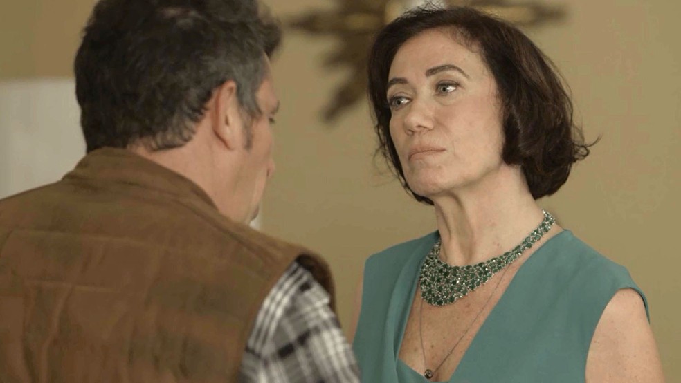 Valentina (Lilia Cabral) manda chamar o delegado (Milhem Cortaz) para uma conversa, na novela 'O Sétimo Guardião' — Foto: TV Globo