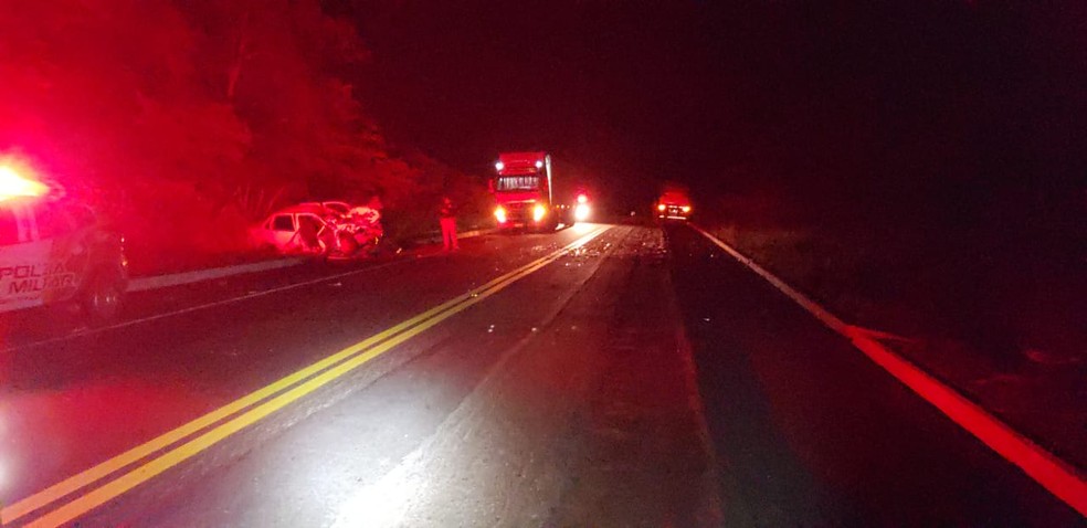 Homem morre em acidente envolvendo carro e carreta em Inhuma, Norte do Piauí — Foto: Polícia Rodoviária Federal