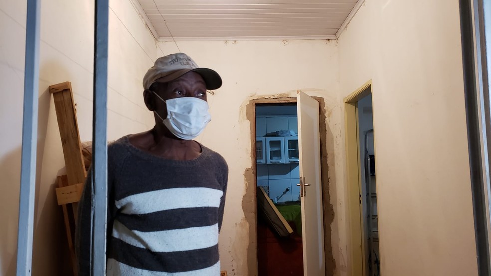 José Gabriel Batista é lavrador, ficou desabrigado e foi acolhido na casa de vizinhos — Foto: Danilo Girundi/TV Globo