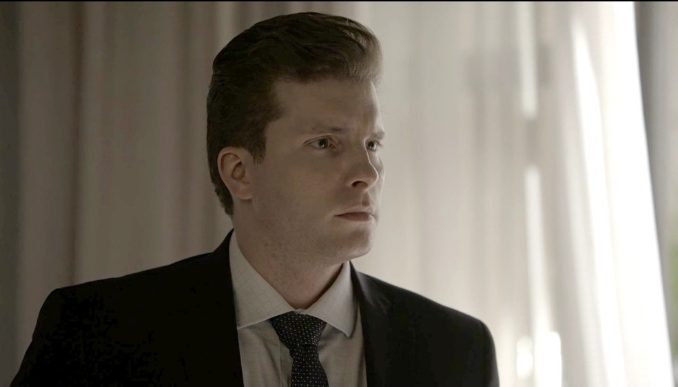Patrick fica curioso com a espanto de Clara e pergunta do que se tratam os documentos (Foto: TV Globo)