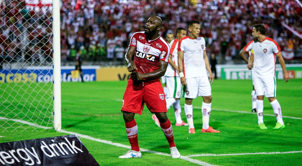 Pelo CRB, Adalberto viveu bons momentos em 2016 e 2017 (Foto: Ailton Cruz / Gazeta de Alagoas)