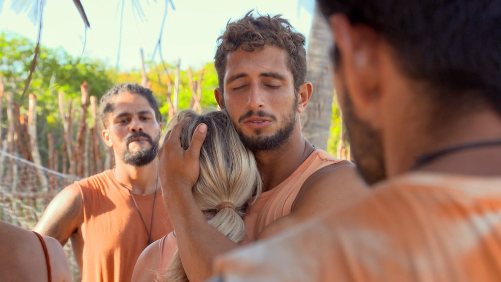 Íris e Chumbo se abraçam na tribo Carcará — Foto: Globo