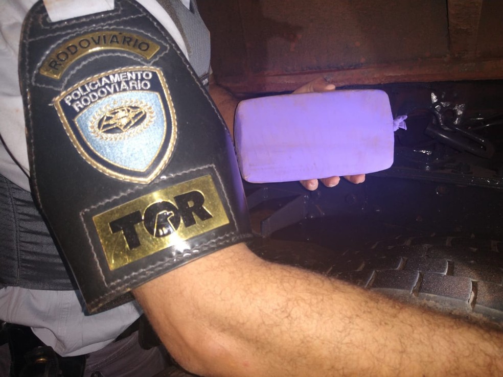 Caminhão foi abordado no quilômetro 14, em Santa Cruz do Rio Pardo (SP) — Foto: Polícia Rodoviária/Divulgação