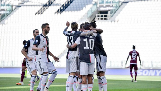 Jogadores da Juventus comemoram um dos gols sobre o Torino