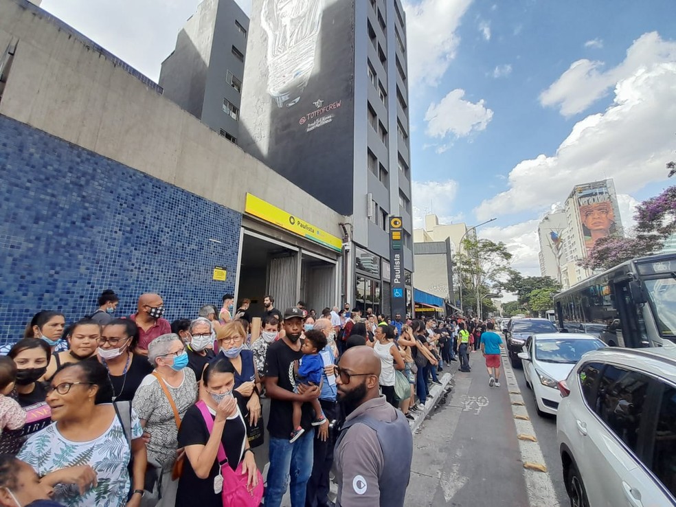 Multidão aguarda ônibus do sistema Paese na estação Paulista, da Linha 4 - Amarela do Metrô — Foto: Gustavo Honório/g1