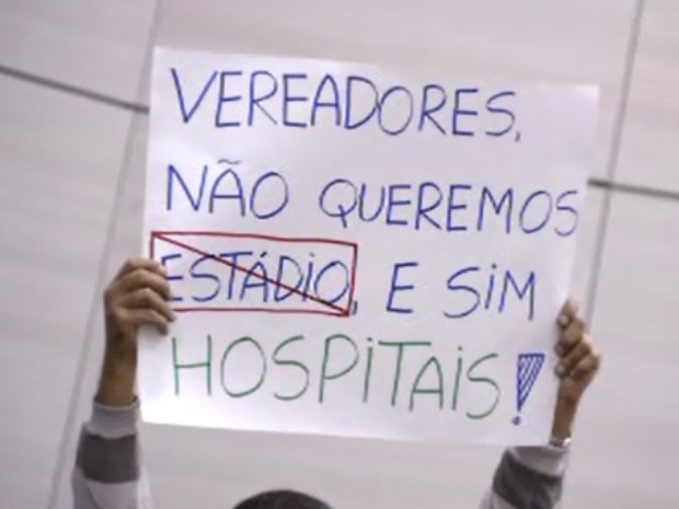 Grupo protesta em frente a Câmara de Vereadores de Guarujá, SP (Foto: Reprodução/TV Tribuna)
