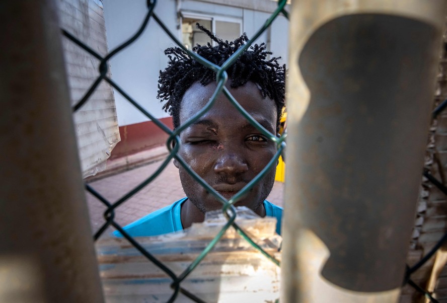 Um imigrante sudanês com lesão ocular é retratado no centro temporário para imigrantes e requerentes de asilo no enclave espanhol de Melilla, perto da cidade marroquina de Nador