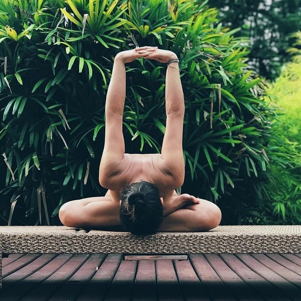 Isis Valverde faz pose de ioga (Foto: Reprodução/ Instagram)