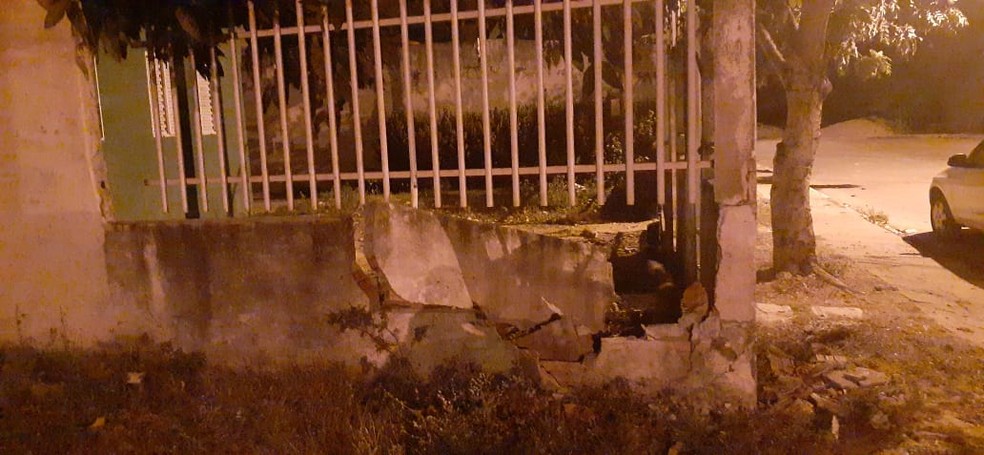 Muro onde médico bateu o carro ficou destruído  — Foto: Divulgação