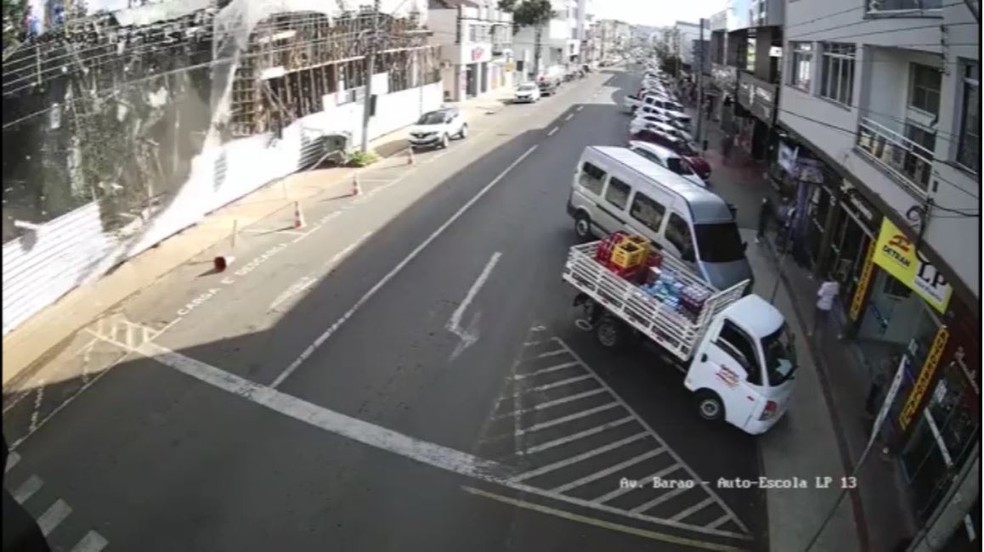 Câmera de segurança flagra momento em que laje cai no Centro de Caçador na tarde desta sexta-feira (9) — Foto: Reprodução/Prefeitura de Caçador
