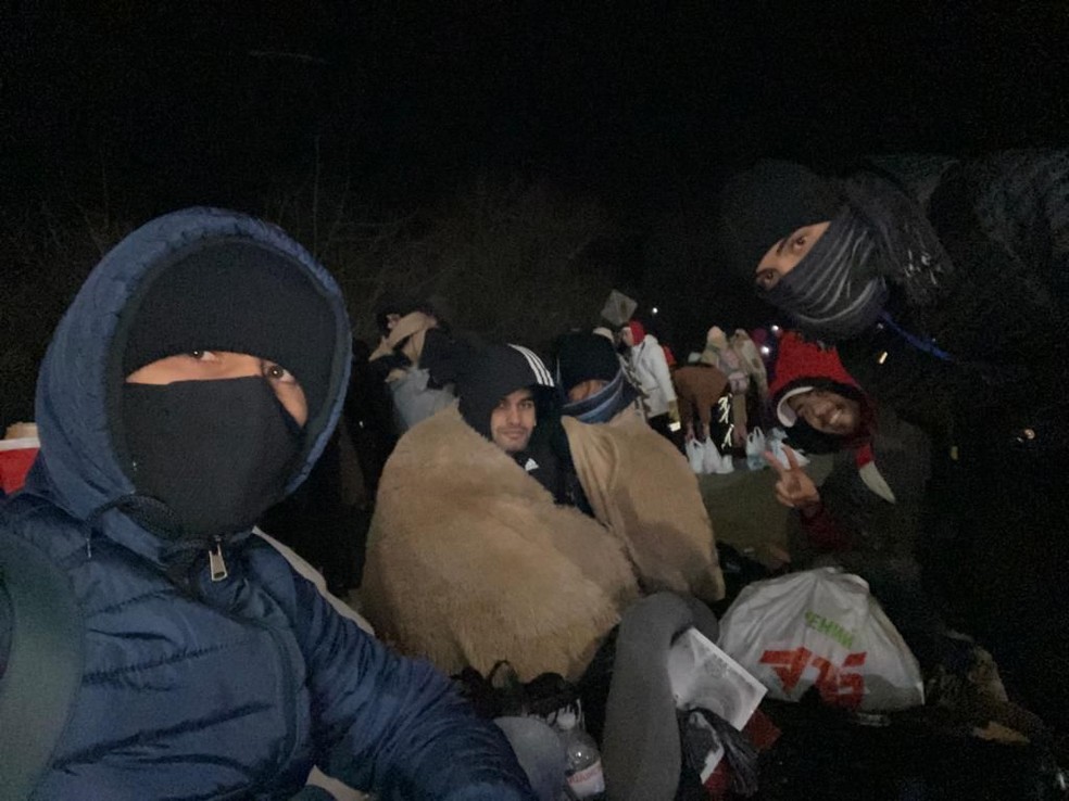 Grupo de brasileiros do Volchansk, durante os dois dias de viagem para escapar da guerra na Ucrânia — Foto: Victor Adame (arquivo pessoal)