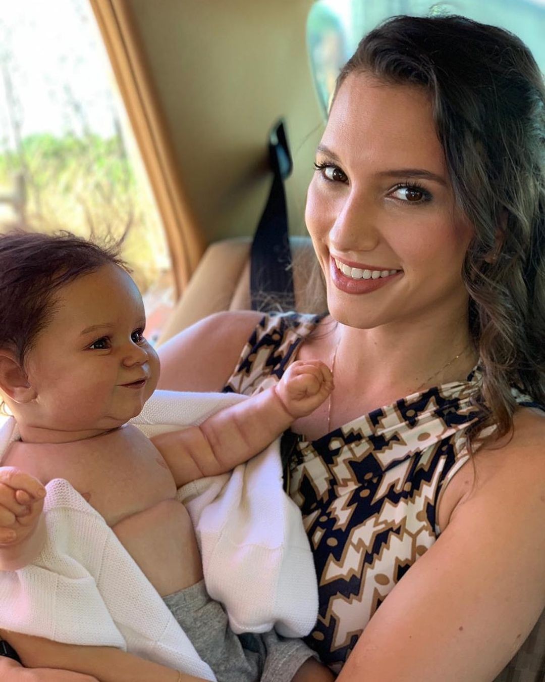 Lorena Comparato posa com 'Cauã bebê' em bastidores de Um Lugar ao Sol (Foto: Reprodução / Instagram)