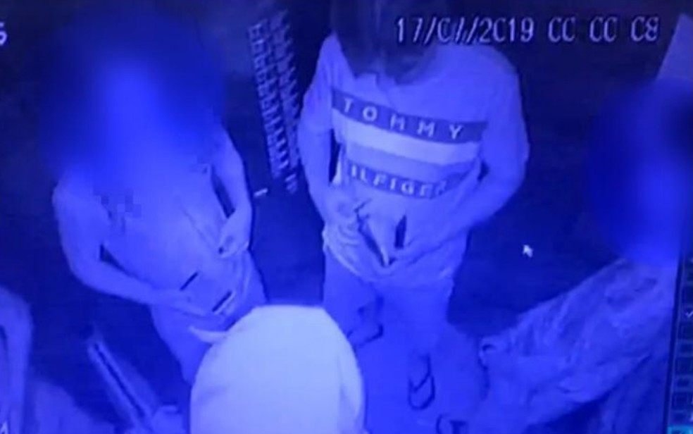 Segundo polícia, imagem mostra professor oferecendo dinheiro para ser relacionar com menores — Foto: Polícia Civil/Divulgação