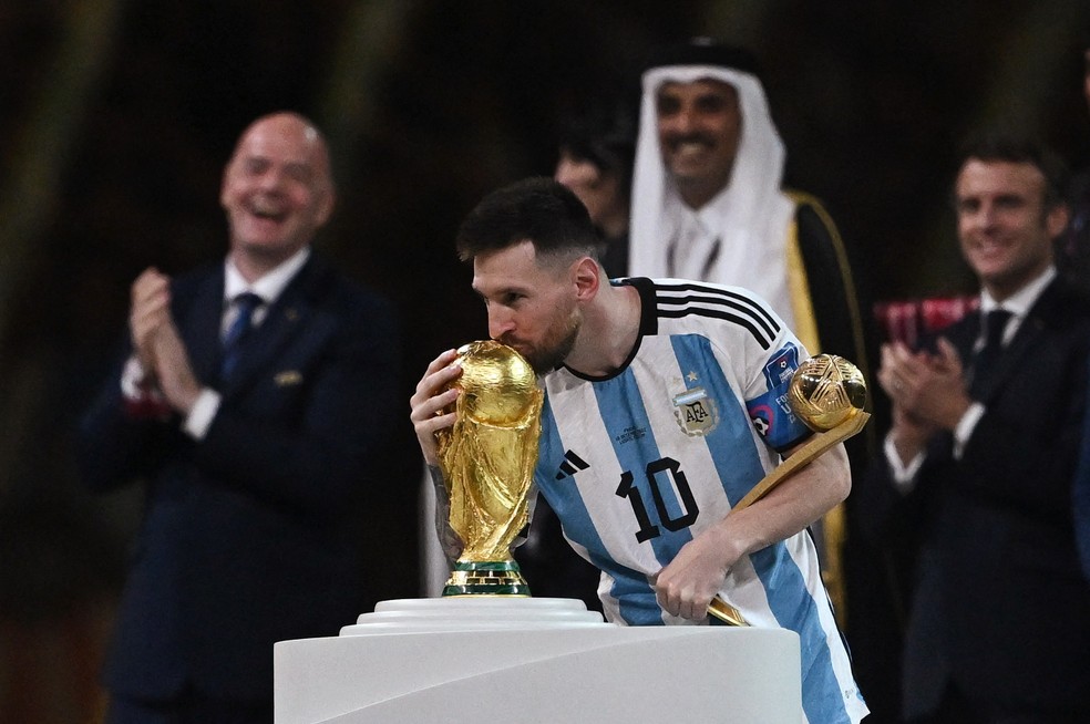 Messi beija a taça da Copa do Mundo: enfim, ela parou nas mãos do craque — Foto: Reuters