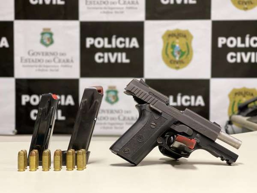 Além de armas, três veículos, avaliados em quase R$ 230 mil, e uma arma de fogo foram apreendidos. — Foto: Polícia Civil