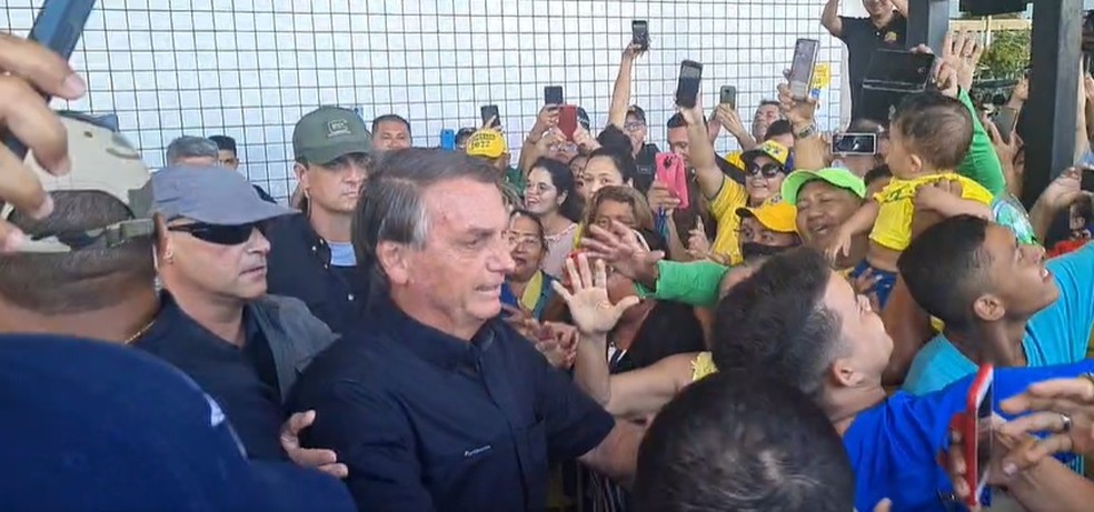Candidato à reeleição, presidente Jair Bolsonaro (PL) cumprimenta apoiadores no aeroporto de Belém (PA) — Foto: Reprodução