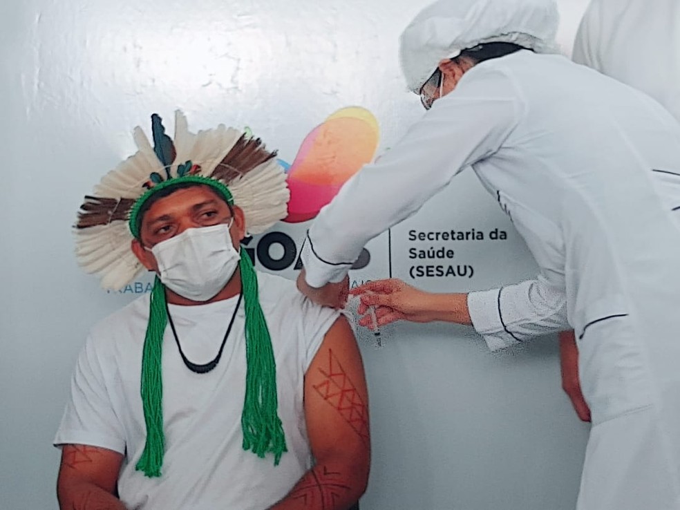o Xucuru-kariri Waciran Ferreira Costa, 36 anos, foi o primeiro indígena em Alagoas a receber a vacina contra Covid-19 — Foto: João Vitor Ferreira/G1